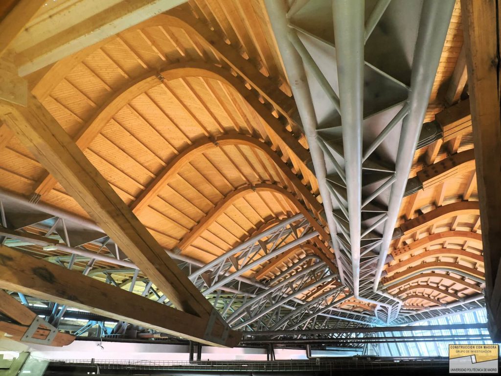 Estructura avanzada de madera laminada que refleja el potencial técnico y arquitectónico del material.