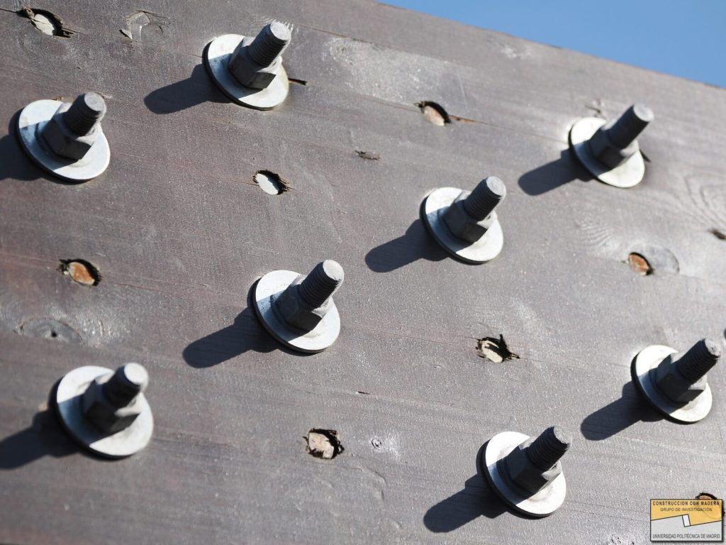 Detalle técnico de uniones en madera, muestra del nivel de precisión e ingeniería que caracteriza al sector.